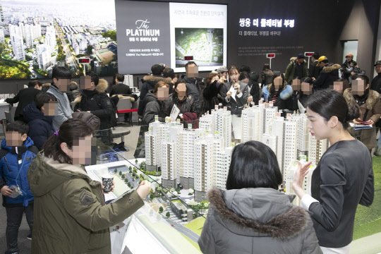 지난 18일 문을 연 쌍용 더 플래티넘 부평 견본주택 유니트가 방문객으로 북적거리고 있다. 쌍용건설 제공